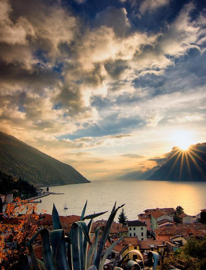 Hotel Aurora & Appartamenti Torbole Sul Garda Екстериор снимка