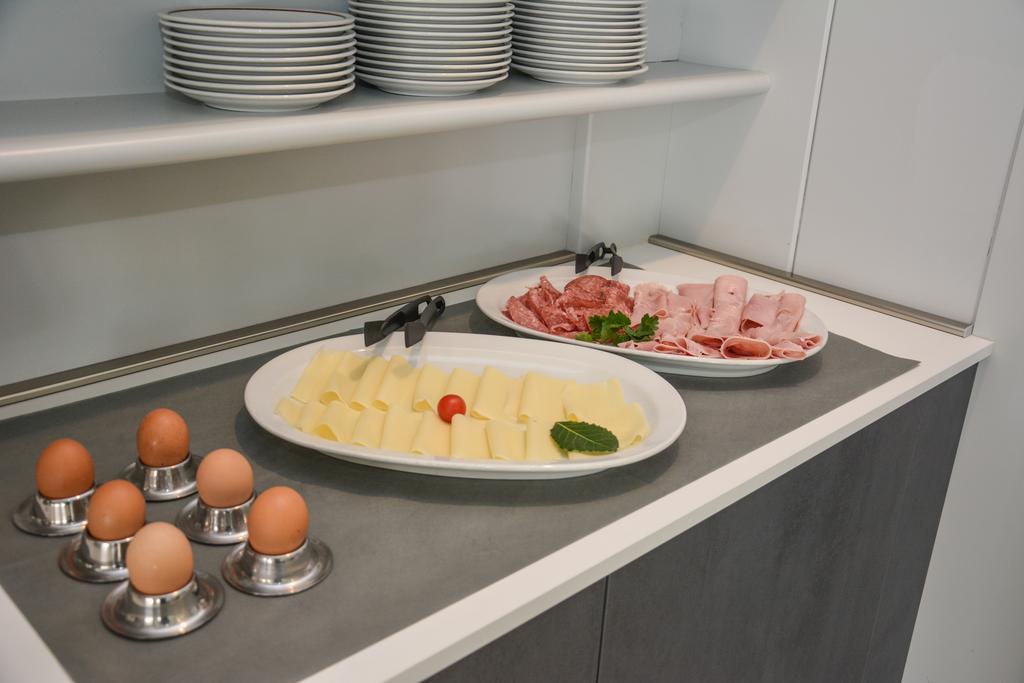 Hotel Aurora & Appartamenti Torbole Sul Garda Екстериор снимка